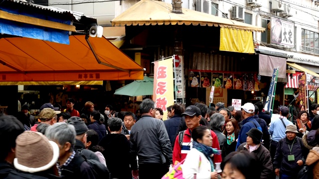 一群行人在筑地鱼市，筑地，日本东京视频下载