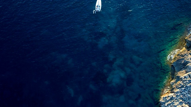 无人机俯瞰西班牙米诺卡湾的船只。美丽的小溪和地中海清澈的绿松石水。夏日美景尽收眼底。视频素材