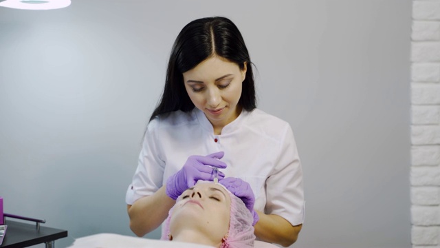 在美容诊所接受注射治疗的妇女。视频素材