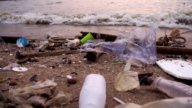 塑料瓶和海滩上的其他垃圾视频素材