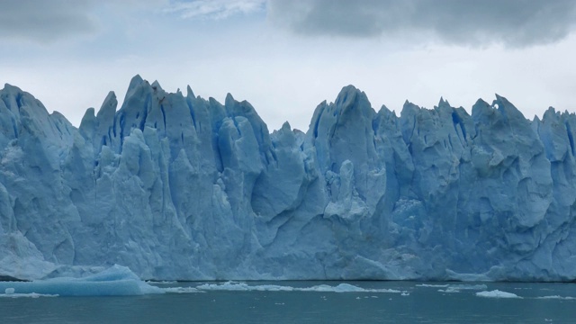 斯贝加奇尼冰川在向前移动视频下载