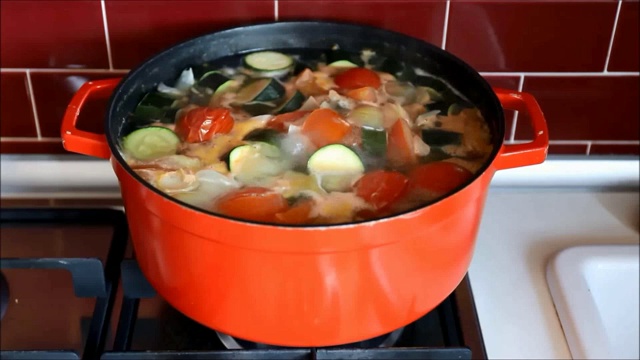 红锅里煮着蔬菜汤。视频下载