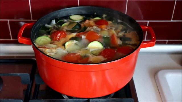 用红锅煮蔬菜汤，速度可达2倍。视频下载