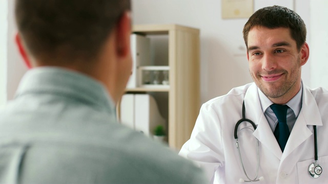 快乐的医生和男病人在医院见面视频素材