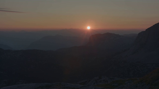 时光流逝:山中的日出视频素材