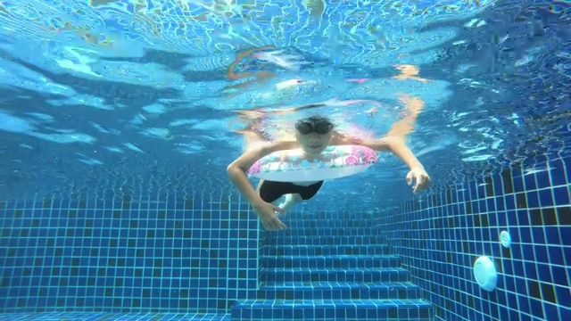 小男孩游泳视频素材