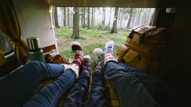 一家人穿着圣诞袜躺在露营车里视频下载