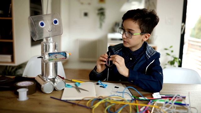 一个小男孩在家里制造机器人视频下载
