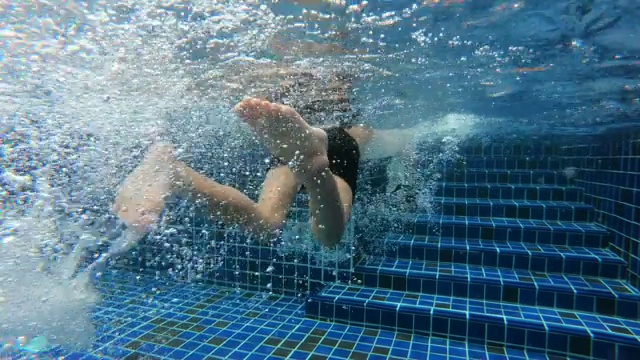 小男孩游泳视频素材