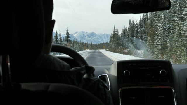 男人在冬天开车视频素材