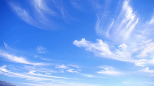 白色蓬松的卷层云在晴朗的蓝天上飞翔视频素材