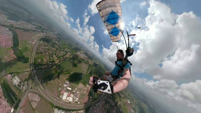 跳伞者在自由落体时拍摄了一段令人惊叹的自拍视频视频素材