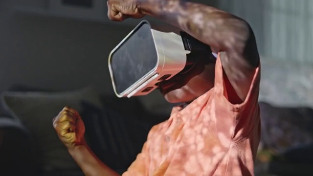 小非洲裔美国男孩在玩虚拟现实赛车游戏，双手紧握方向盘。视频素材