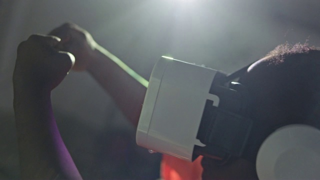 非裔美国男孩在玩虚拟现实电子游戏时用手做方向盘动作。视频素材