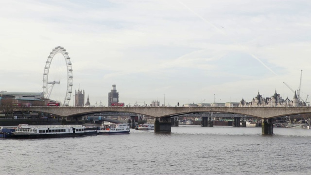 公共汽车经过滑铁卢桥上的伦敦眼和大本钟视频素材