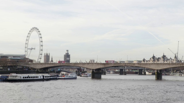 公共汽车经过滑铁卢桥上的伦敦眼和大本钟视频素材