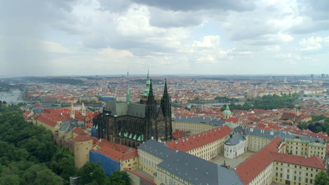 布拉格城堡无人机俯瞰捷克共和国布拉格的城堡。视频下载