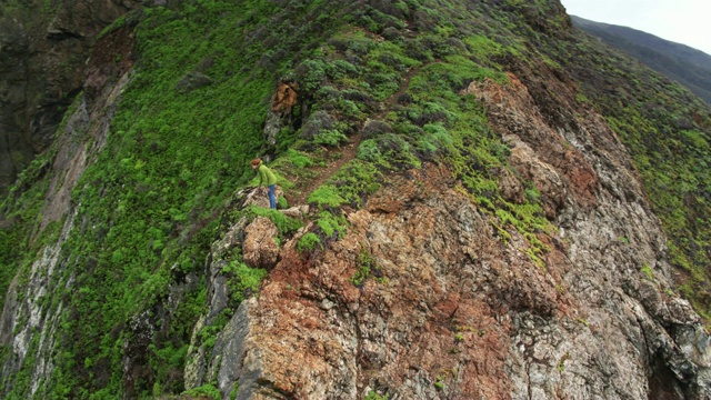 从加州大苏尔的山脊上往下看的女人视频素材