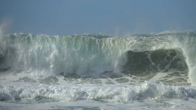 大海大海海浪海浪浪花泡沫巨大的海浪视频下载