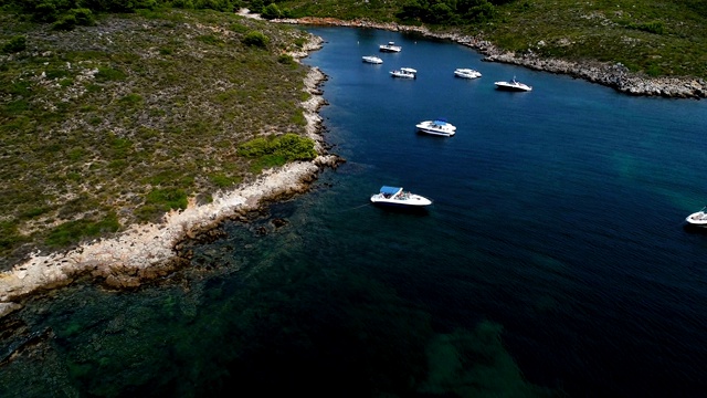 西班牙米诺卡湾美丽的船只全景。美丽的海滩和地中海的蓝色海水。在陆地上，只有岩石和草的自然。视频素材