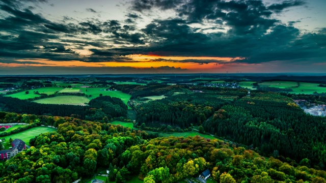 鸟瞰图的农村秋季景观在日落视频素材
