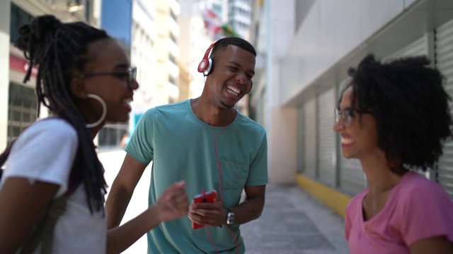 年轻的非洲裔拉丁朋友在户外跳舞视频素材