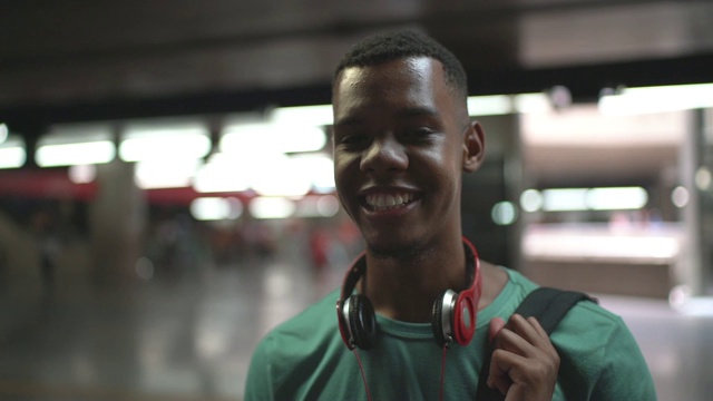 一个黑人拉丁年轻人在地铁站的肖像视频素材