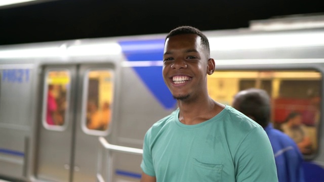 一个黑人拉丁年轻人在地铁站的肖像视频素材