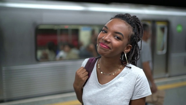 非洲裔拉丁年轻女子在地铁站的肖像视频素材