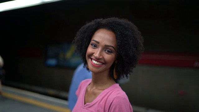 非洲裔拉丁年轻女子在地铁站的肖像视频素材