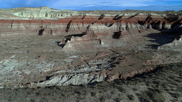 无人机拍摄的犹他州卡纳布附近的粘土干燥峡谷视频素材