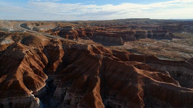 无人机拍摄的犹他州卡纳布附近的粘土干燥峡谷视频素材