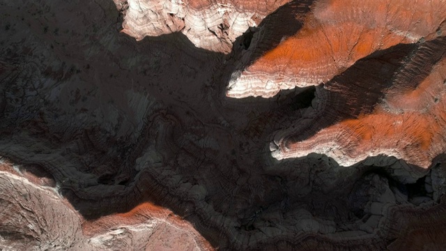 无人机拍摄的犹他州卡纳布附近的粘土干燥峡谷视频下载