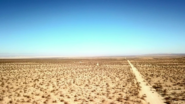 鸟瞰图:两个男人与沙漠景观延伸到地平线视频下载
