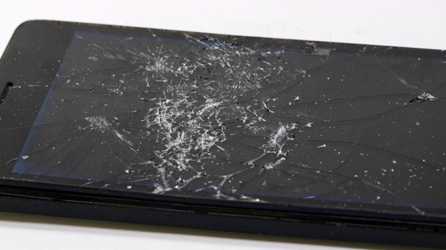 砸碎手机屏幕视频素材