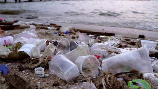 海滩上的废物污染视频下载