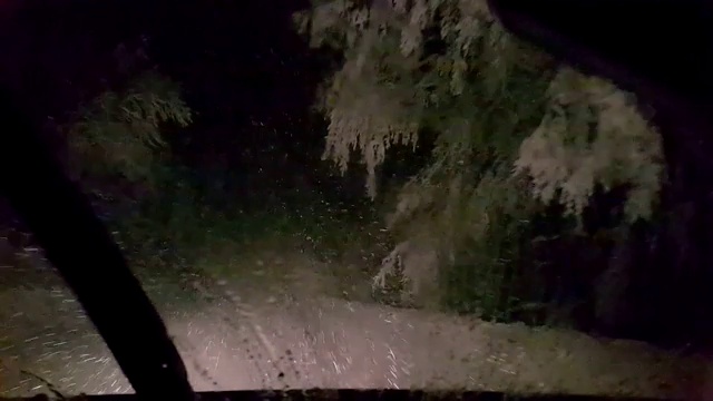 POV在晚上行驶在积雪覆盖的道路上，在暴风雪的夜晚视频素材