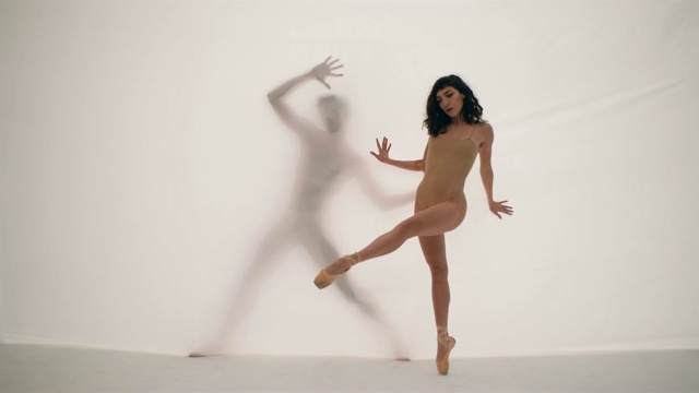 在白色窗帘前跳舞的芭蕾舞演员
白色窗帘后面跳舞的人视频下载