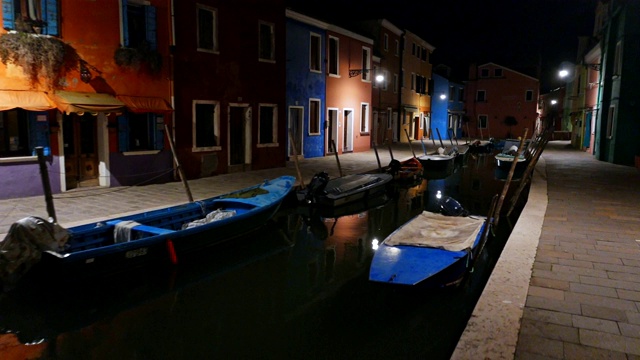 在意大利威尼斯的布拉诺岛，浪漫之都，典型的威尼斯风景，旅游目的地，在路灯的照耀下五颜六色的渔民村庄的房子视频素材