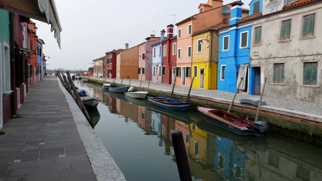 漫步在意大利威尼斯的布拉诺岛，浪漫之都，典型的威尼斯风景，系列旅游目的地的一部分视频素材