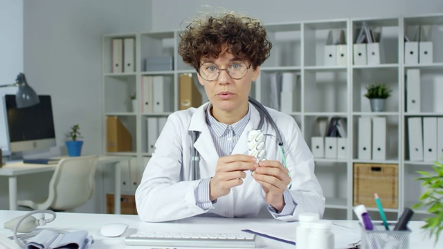 医生在视频通话中给病人开药视频素材