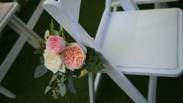 婚礼在自然的绿色公园举行。婚礼装饰视频素材