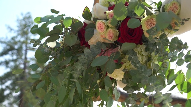 婚礼在自然的绿色公园举行。婚礼装饰视频素材