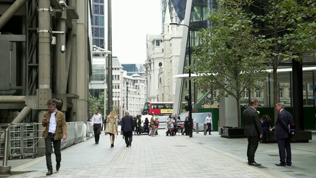 漫步在伦敦金融城的白领工人视频素材
