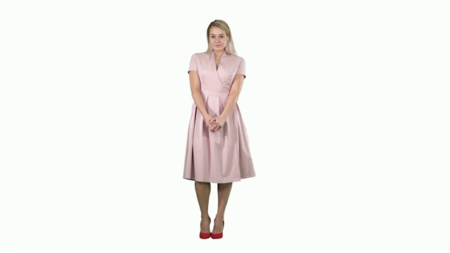 肖像时尚微笑年轻美丽的女人模特在白色的背景粉红色的裙子摆姿势视频下载