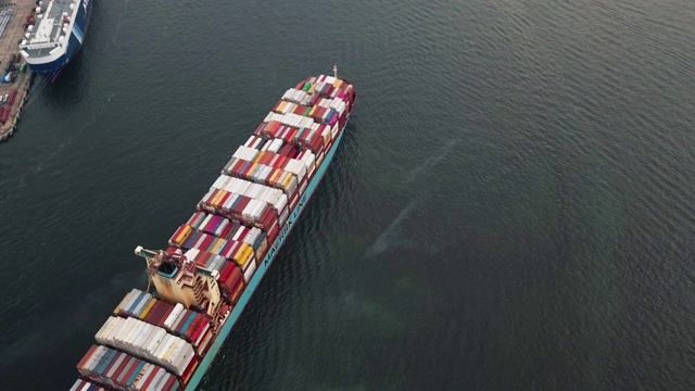 4k航拍新加坡海域集装箱船航迹视频素材