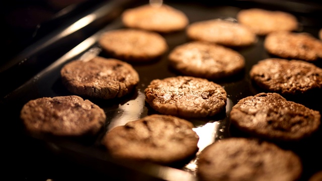 Cookies在烤箱中的时间流逝视频素材