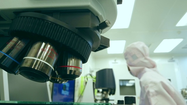 研究人员在实验室使用显微镜视频素材