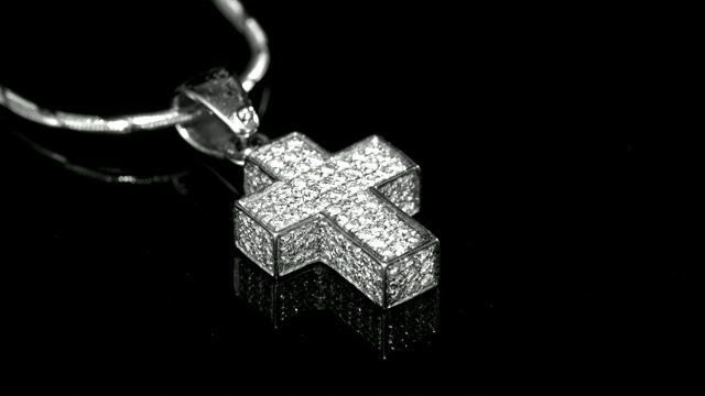 钻石首饰的十字架。昂贵的珠宝视频下载