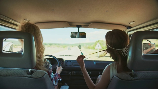 女性朋友在夏天享受公路旅行视频下载